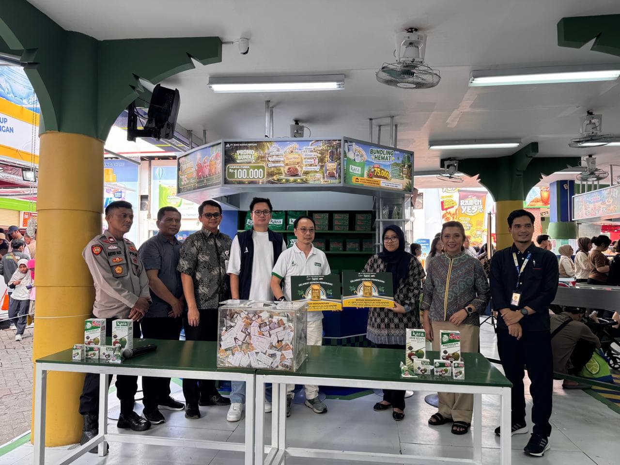 Pengumuman pemenang undian berhadiah 1 gram emas murni di booth Kara, Jakarta Fair Kemayoran