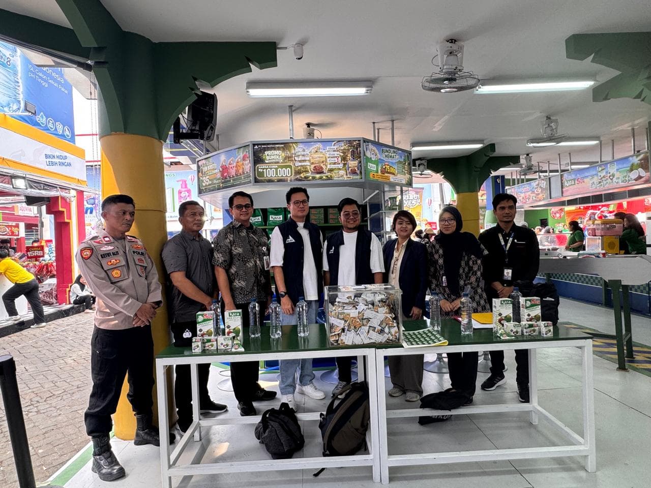 Tim Flovy bersama stakeholder dan aparat di booth aktivasi Jakarta Fair
